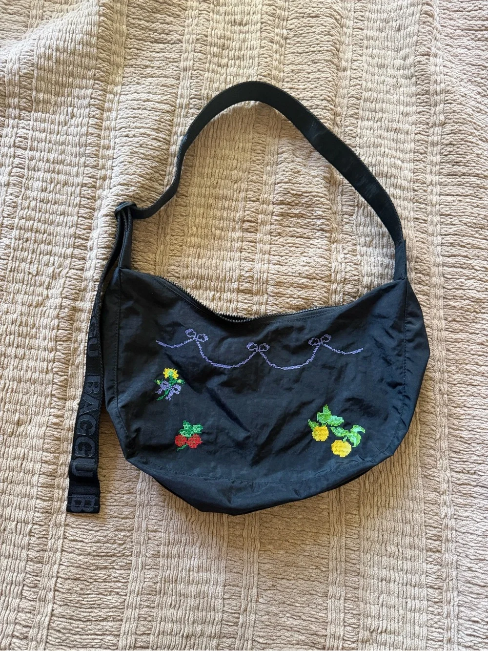 BAGGU embroidered medium black crescent bag! UO exclusive!